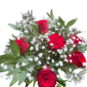 Flower arrangement with red roses